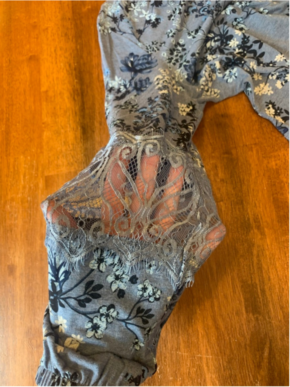 Liz Claiborne Top Medium Blue and White Floral Lace Sleeve Detail - Picture 6 of 7